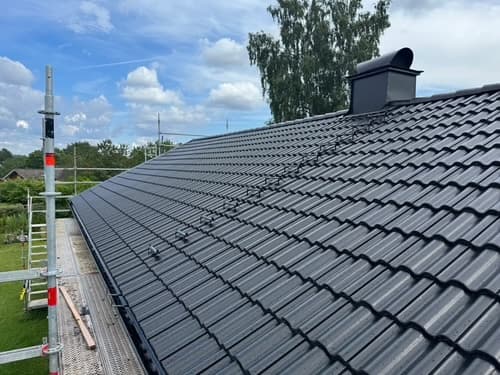 Färdigt omlagt tak med betongpannor på villa i Linköping