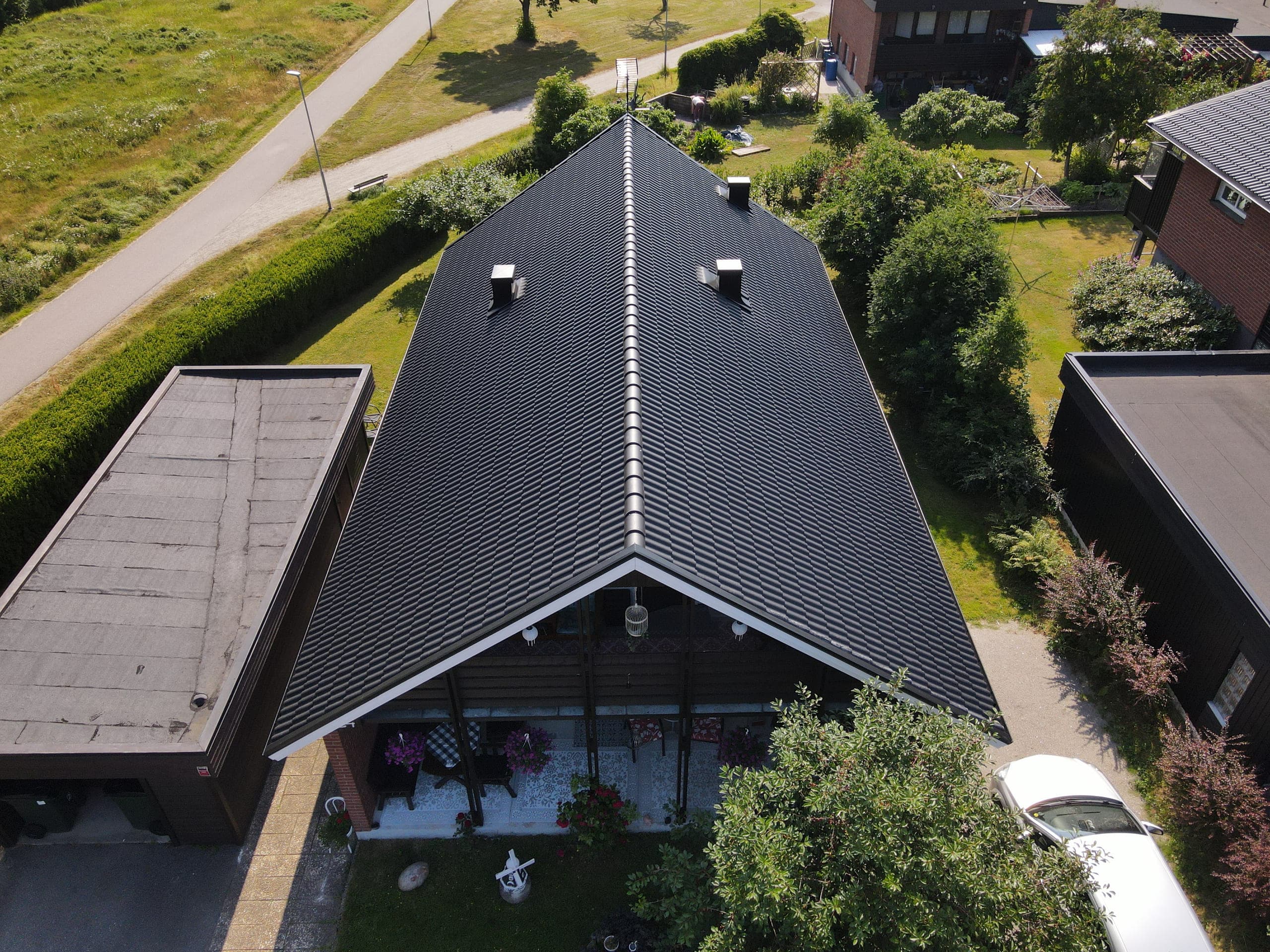 Nylagt tak i Linköping – villa med nya svarta betongpannor efter takbyte av Östgöta Bygg & Betong