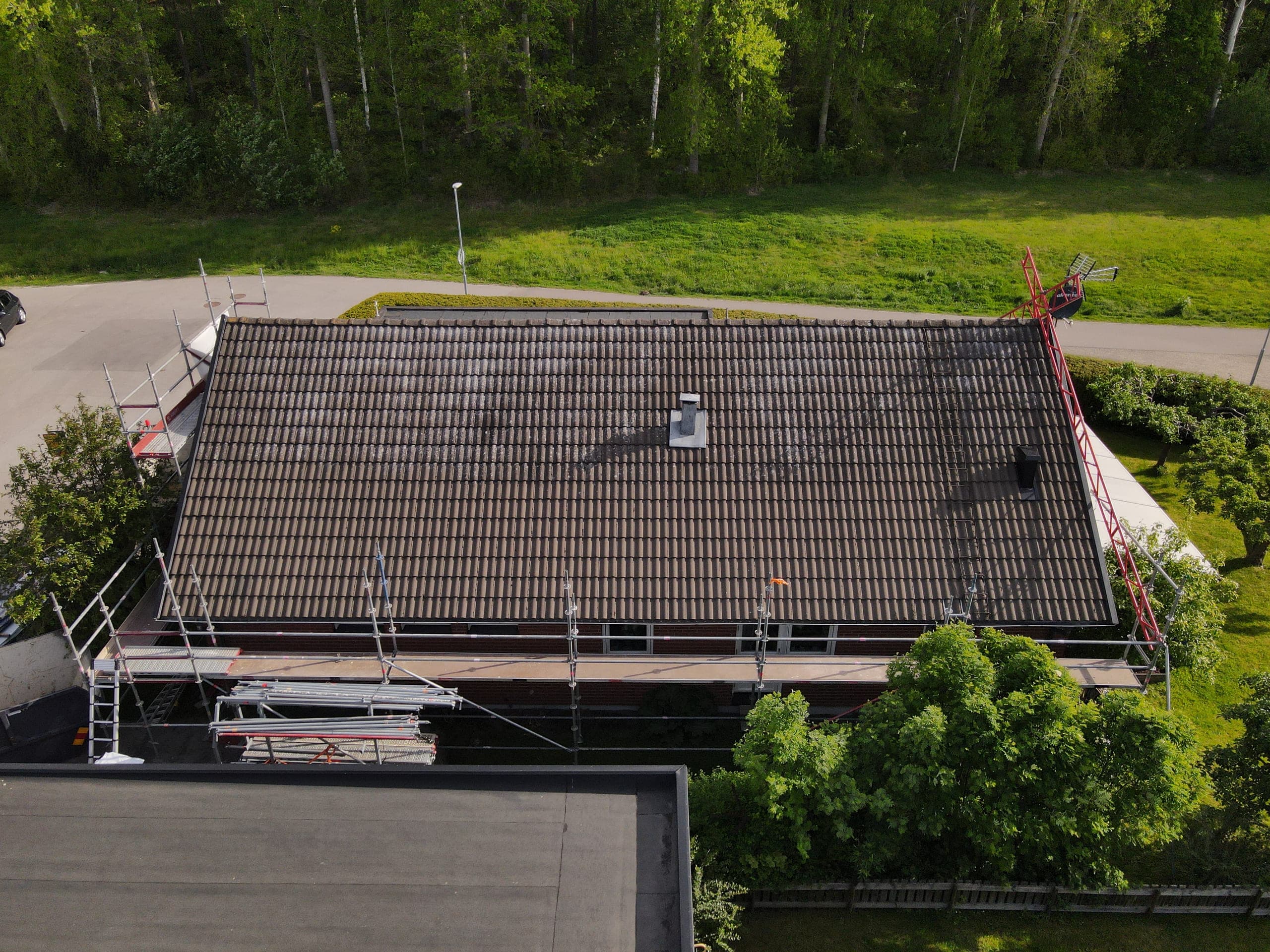 Villa i Finspång före takbytet – mossbelupet tegeltak med ställning rest
